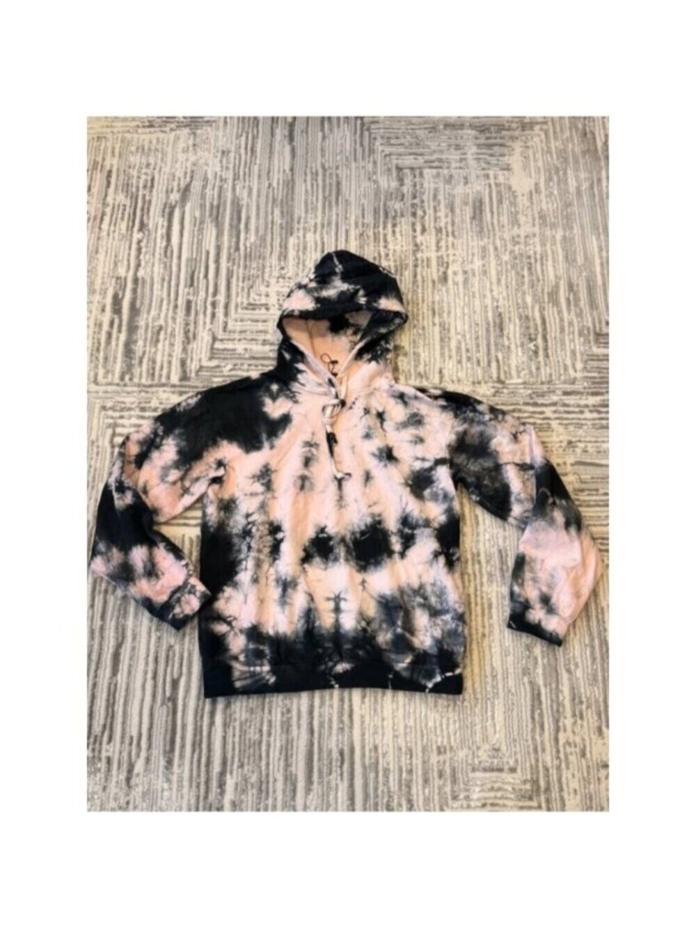 Boohoo women's size 4 pink/black crinkle-look Boutique sweatshirt Retails $89.99